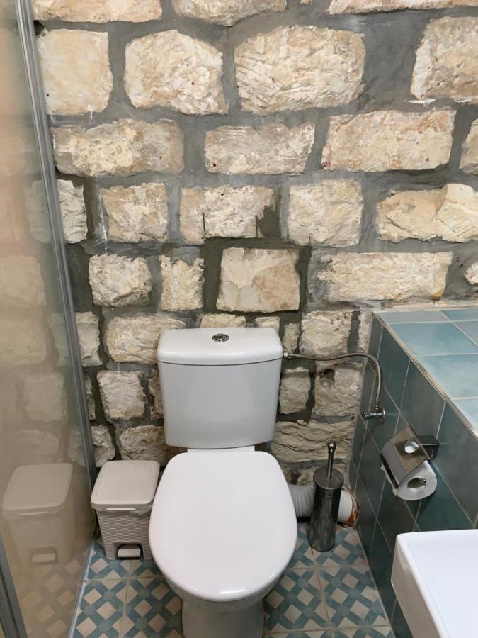 בית האבן העתיק מ-1885 עם מגונית פרטית בחצר Rosh Pinna Exteriör bild