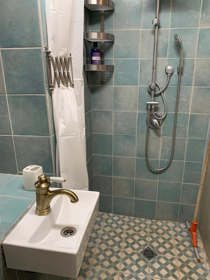 בית האבן העתיק מ-1885 עם מגונית פרטית בחצר Rosh Pinna Exteriör bild