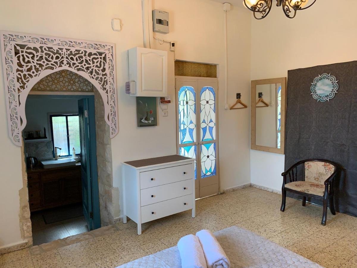 בית האבן העתיק מ-1885 עם מגונית פרטית בחצר Rosh Pinna Exteriör bild