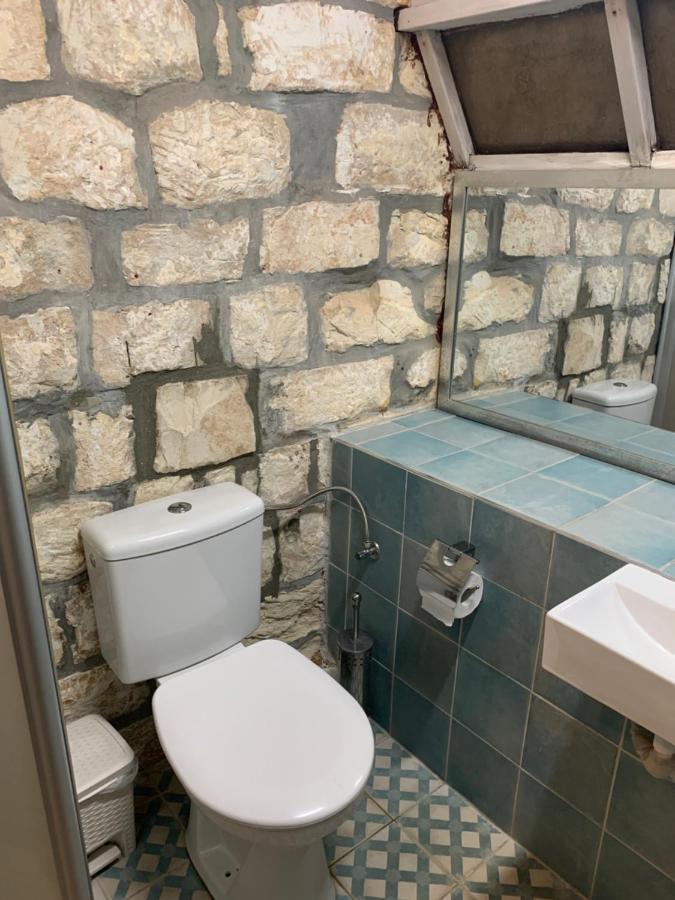 בית האבן העתיק מ-1885 עם מגונית פרטית בחצר Rosh Pinna Exteriör bild
