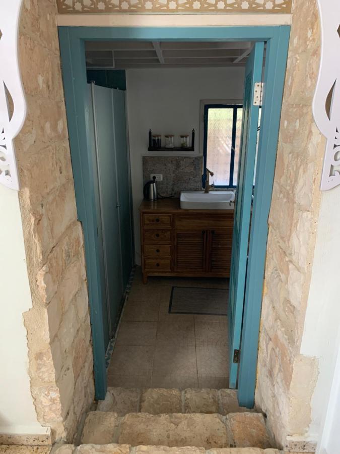 בית האבן העתיק מ-1885 עם מגונית פרטית בחצר Rosh Pinna Exteriör bild