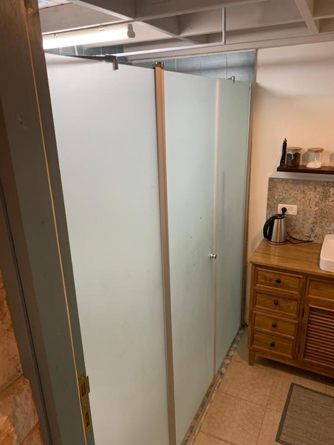 בית האבן העתיק מ-1885 עם מגונית פרטית בחצר Rosh Pinna Exteriör bild