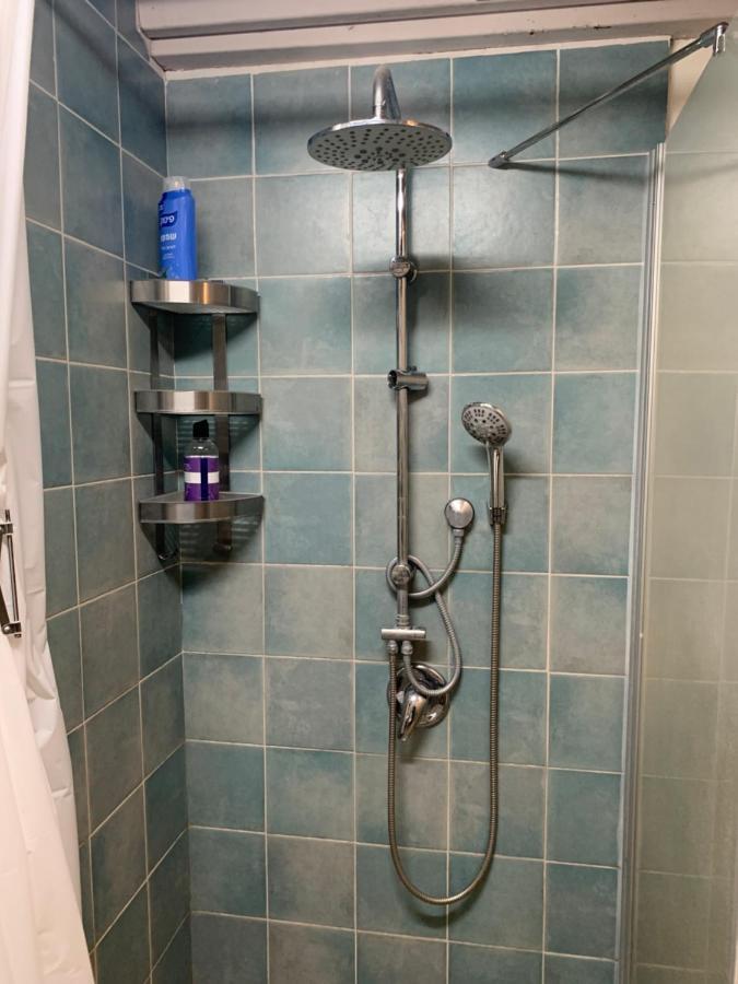 בית האבן העתיק מ-1885 עם מגונית פרטית בחצר Rosh Pinna Exteriör bild