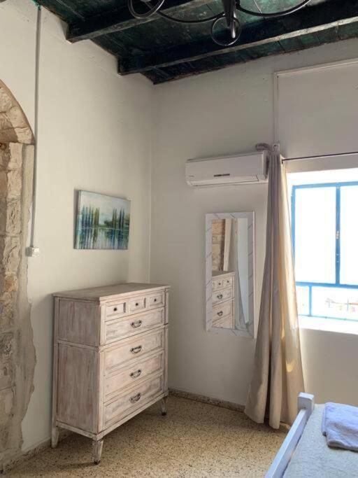 בית האבן העתיק מ-1885 עם מגונית פרטית בחצר Rosh Pinna Exteriör bild