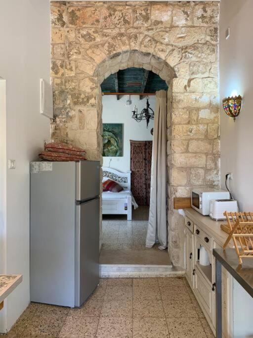 בית האבן העתיק מ-1885 עם מגונית פרטית בחצר Rosh Pinna Exteriör bild