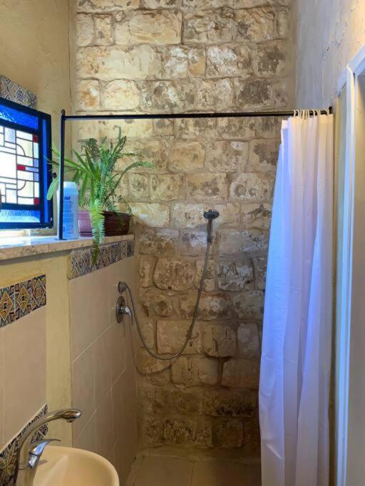 בית האבן העתיק מ-1885 עם מגונית פרטית בחצר Rosh Pinna Exteriör bild