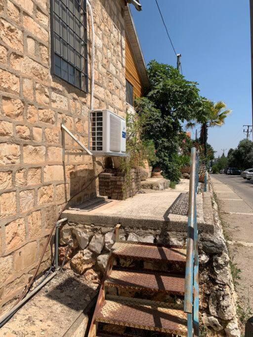 בית האבן העתיק מ-1885 עם מגונית פרטית בחצר Rosh Pinna Exteriör bild