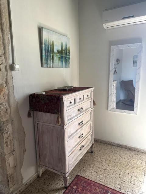 בית האבן העתיק מ-1885 עם מגונית פרטית בחצר Rosh Pinna Exteriör bild